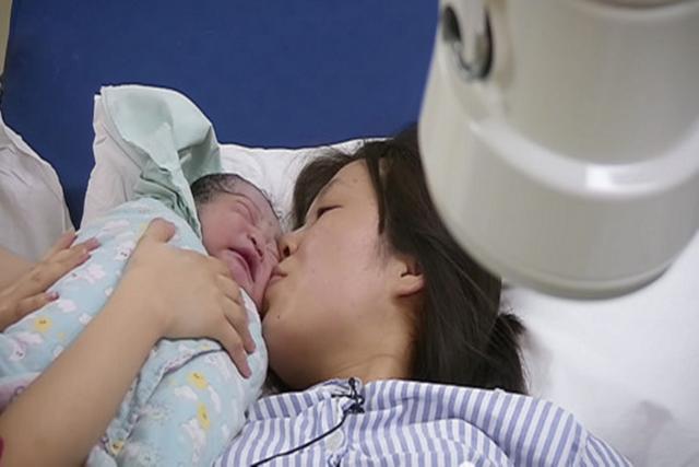 孕妈二胎生下儿子，看了一眼孩子屁股，全家人都高兴不起来