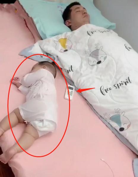 爸爸带孩子睡午觉，一旁的宝宝睡觉姿势，网友笑称：同款爸爸