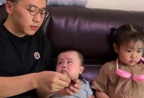 “最偏心”奶爸，隔着儿子喂女儿，网友：儿子眼神太有戏，是个假爹