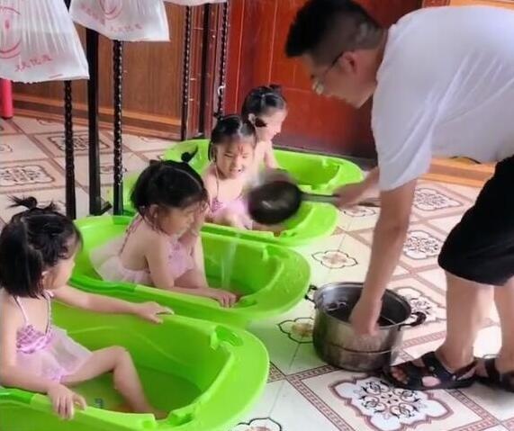 4胞胎女儿同时洗澡，高情商爸爸一招笑翻网友：生活不易自找乐趣
