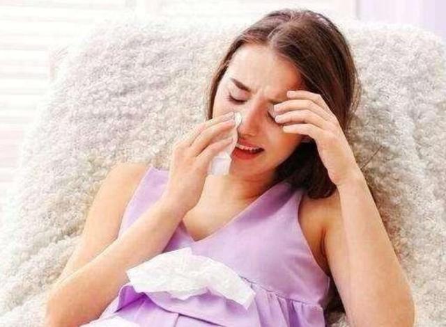 孕妈晚上散步一个小时未归，老公下楼寻找，在街边角落逮个正着