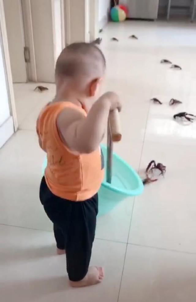 妈妈上个厕所的功夫，回来看到的画面，让妈妈哭笑不得