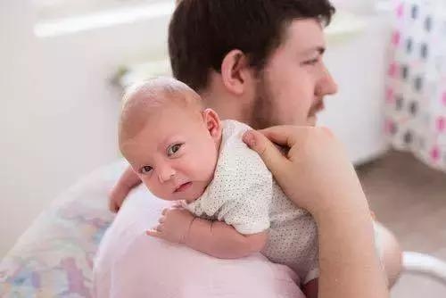 如何正确给婴儿拍嗝？这些小知识建议收藏