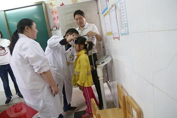 8岁女孩坚持喝这些“牛奶”，2年没长高，医生直言：没一样有营养