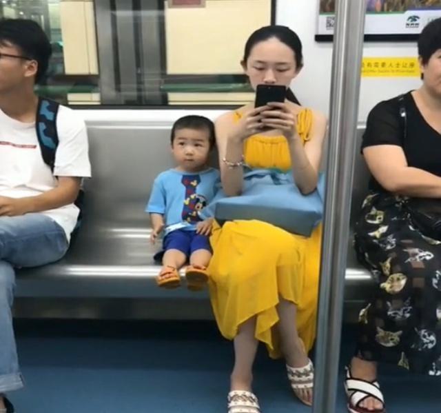 3岁男孩乖乖坐地铁，是太过呆板还是有教养？守秩序的孩子值得夸