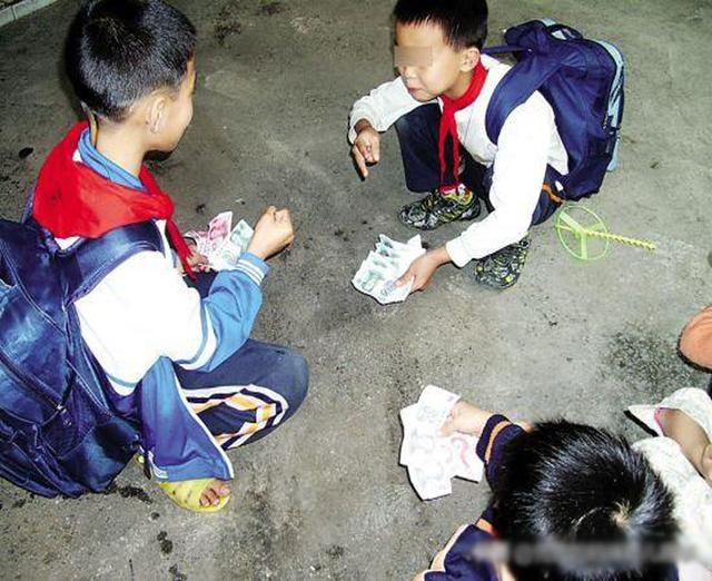 孩子被小朋友孤立，家长找上老师，老师反问：穿成这样谁跟她玩？