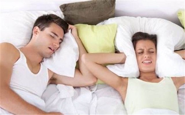 睡觉打呼噜，会影响孕妇的睡眠，那么怀孕老公打呼噜怎么办呢？