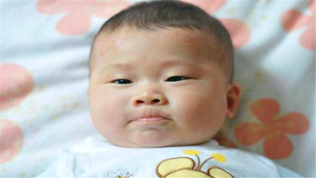 大眼睛妈妈嫌弃孩子眼睛小，婆婆说会长开的，半年后婆婆尴尬了
