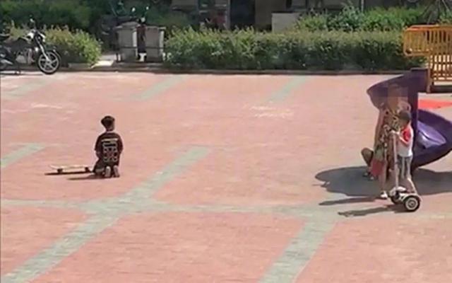 孩子玩耍起矛盾，男孩被对方家长罚烈日下跪地，家长的失控很可怕