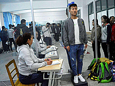 学生党“停止长高”的3表现，若你全都有，可能身高就不会再长了