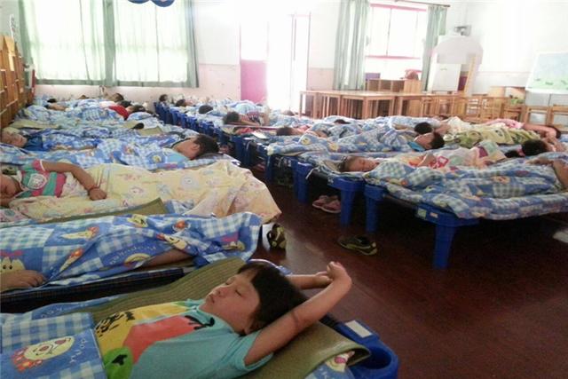 4岁幼童起痱子，家长怀疑问题出在幼儿园，负责人：我们有空调