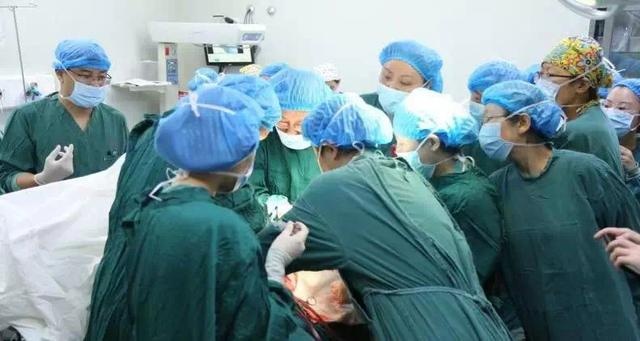 凶险！33岁孕妇胎盘和子宫竟长到了一起，经救治母女平安
