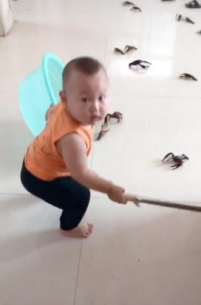 妈妈上个厕所的功夫，回来看到的画面，让妈妈哭笑不得