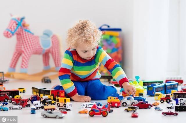 孩子玩具一定得收拾整齐？育儿专家：这样做是在扼杀孩子的创造力
