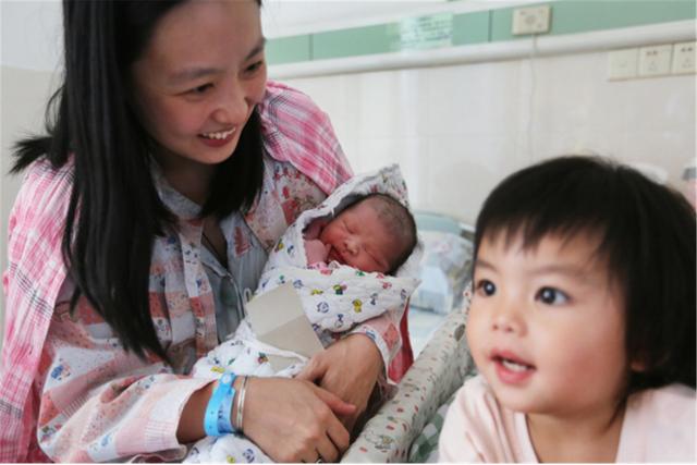 老婆生完二胎半年就怀孕，夫妻百思不得其解，得知真相哭笑不得