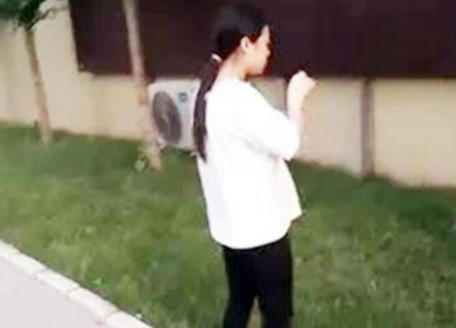 孕妈晚上散步一个小时未归，老公下楼寻找，在街边角落逮个正着
