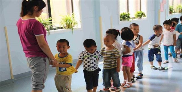 幼儿园常见的3个“冷暴力”，孩子可能正默默承受，你却毫不知情