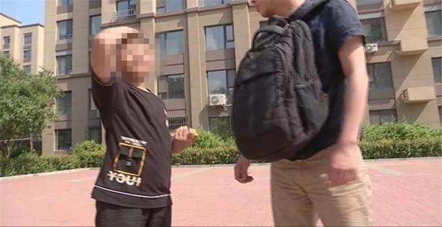 孩子玩耍起矛盾，男孩被对方家长罚烈日下跪地，家长的失控很可怕