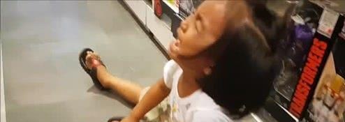 4岁多女儿哭闹要洋娃娃，妈妈的做法获称赞：高情商妈妈就该这样