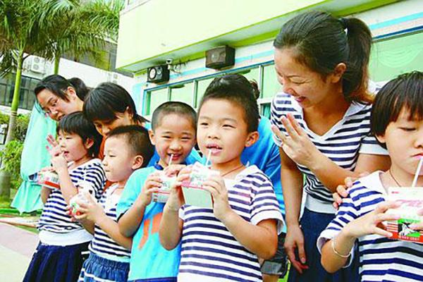 幼儿园发孩子喝奶照，妈妈没看到孩子，理由让妈妈很尴尬