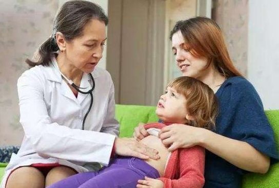 孩子肚子里有蛔虫，身体会有哪些表现？多半家长觉得孩子在耍脾气