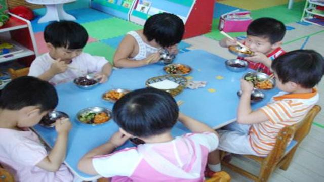 “御用厨娘”竟败给了幼儿园的“大锅饭”，妈妈们表示难以理解