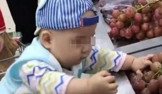 爸爸带儿子逛超市，儿子把葡萄全捏了，爸爸的话让销售员不说话