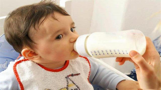 7岁孩子还在吃母乳，宝妈无奈求助医生，医生说出的话让宝妈羞愧