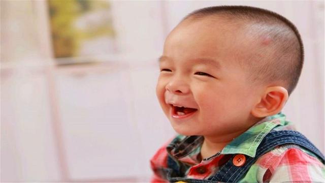 大眼睛妈妈嫌弃孩子眼睛小，婆婆说会长开的，半年后婆婆尴尬了