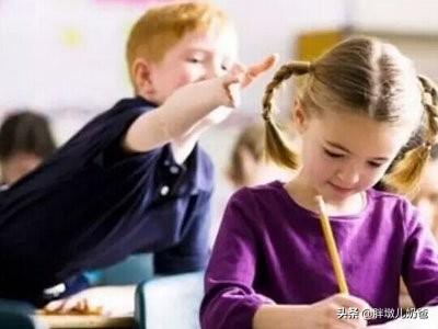 嗯哼在幼儿园被欺负，那些欺负人的孩子图什么？家长别忽略这些
