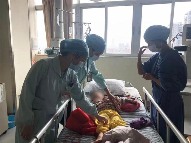 孩子被开水烫伤，两位宝妈的不同处理方法，伤情天壤之别