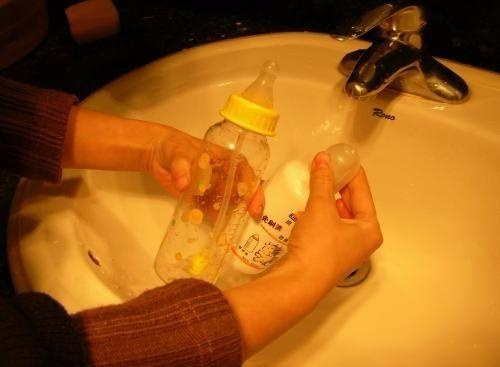 看似简单的奶瓶清洗，其实暗藏很多学问，四大步骤很多人都做错了