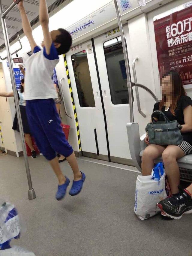 地铁上男子被熊孩子踢到，要求道歉反被怼，妈妈：孩子又踢不痛