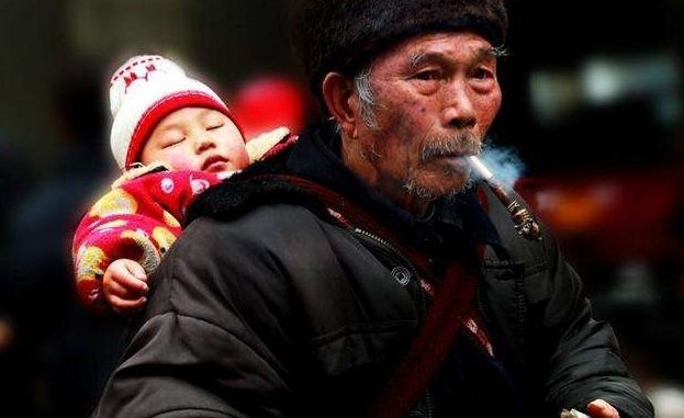 3岁内孩子别跟老人睡，孩子会受到3方面影响，哪一个都不能忽视