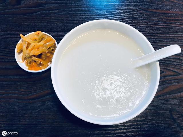 別给孩子吃白米粥了！就放点最常见的食材，这么做营养提高好几倍