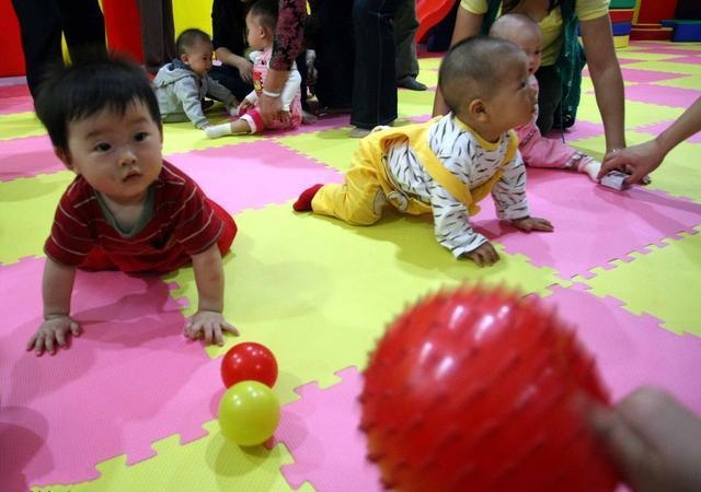 立秋了天热，也少让孩子这么睡，医生：有碍发育，家长别不在意