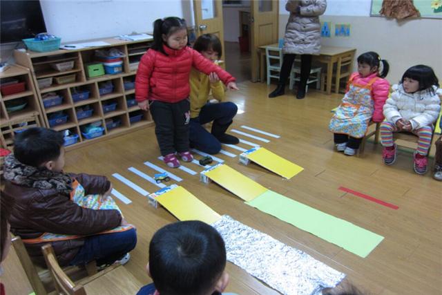 3岁男童被孤立，家长问责幼儿园，老师：穿这衣服，谁敢靠近？