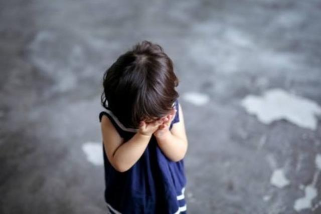 婴儿公交车上大哭，“爸爸”无动于衷，乘客的责备却救了孩子