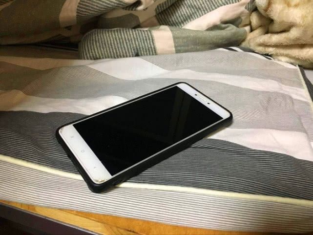 睡觉时，床头最好不要放这3样物品，或许会影响睡眠！
