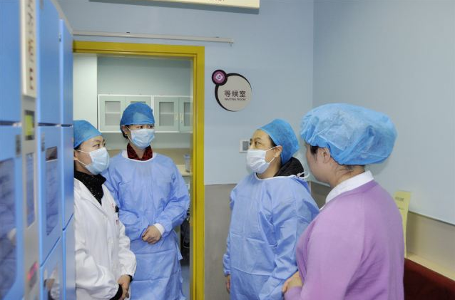 女孩肚子突然变大，结果显示没怀孕，医生叹气：贪小便宜害人害己