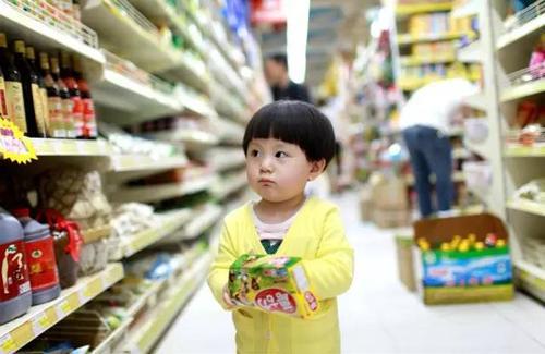 四岁男孩拿棒棒糖没付钱，被店员说是小偷，宝妈几句话店员道歉