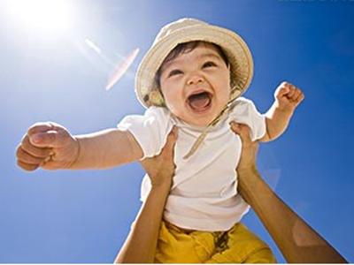 孩子晒太阳才健康？暑期带孩子出游可能有晒伤风险！切记做好防晒
