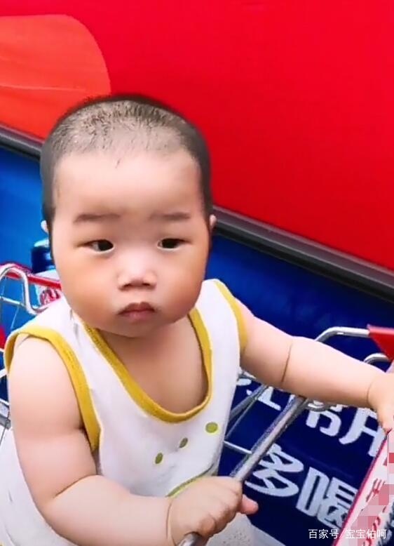 带孩子去超市，妈妈故意啥都没买，宝宝的反应都长在“笑点”上