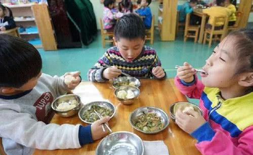 女儿总说幼儿园饭菜好吃，一顿能吃两大碗，看到照片宝妈不愿相信