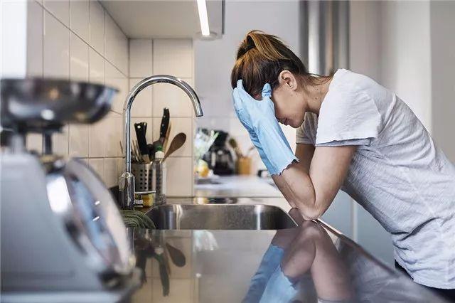 为什么宝爸仅仅抱一抱孩子，就会被夸体贴温柔