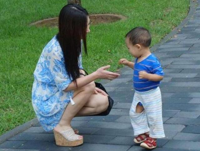 5岁男孩遭异物进耳朵，奶奶想用土办法，医生：孩子耳朵差点没了