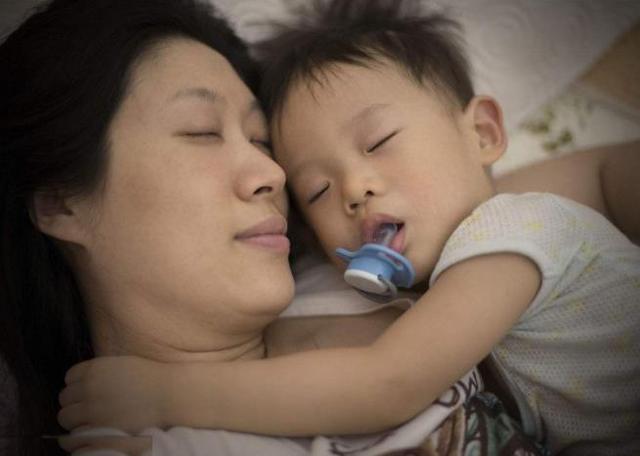孩子有这3个表现时，是分床睡的最佳时机，妈妈别心软