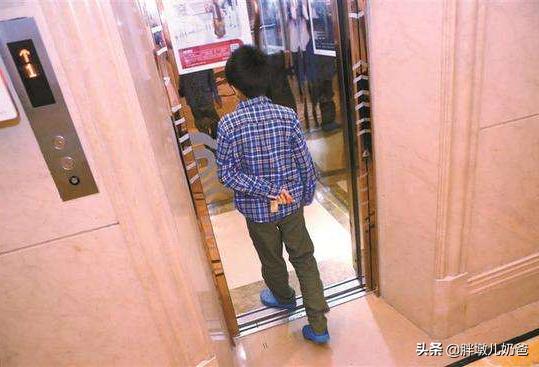 熊孩子坐电梯“雨露均沾”，是孩子还小不懂事？其他人可不答应