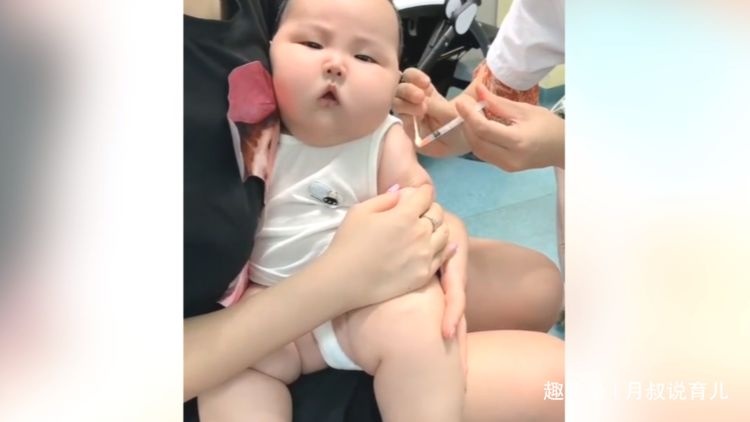 宝宝打针真是太可爱了，哭着的表情满脸都是控诉, 我也被萌到了