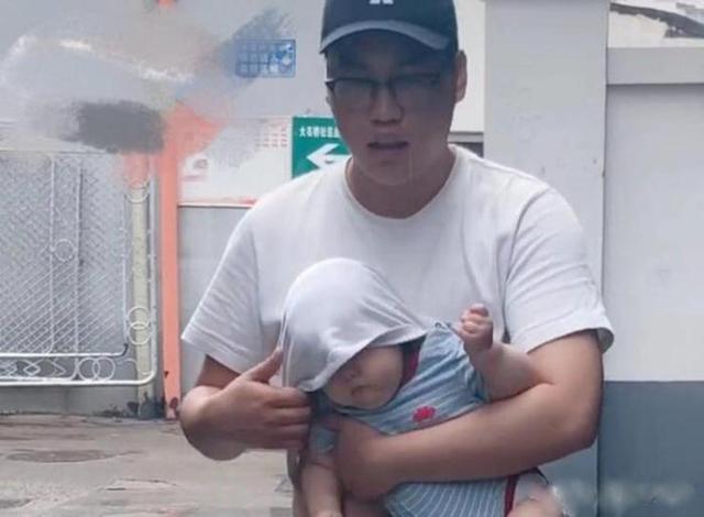 “不靠谱奶爸”带娃躲雨火了，萌娃一脸无奈：考虑过我的感受吗？